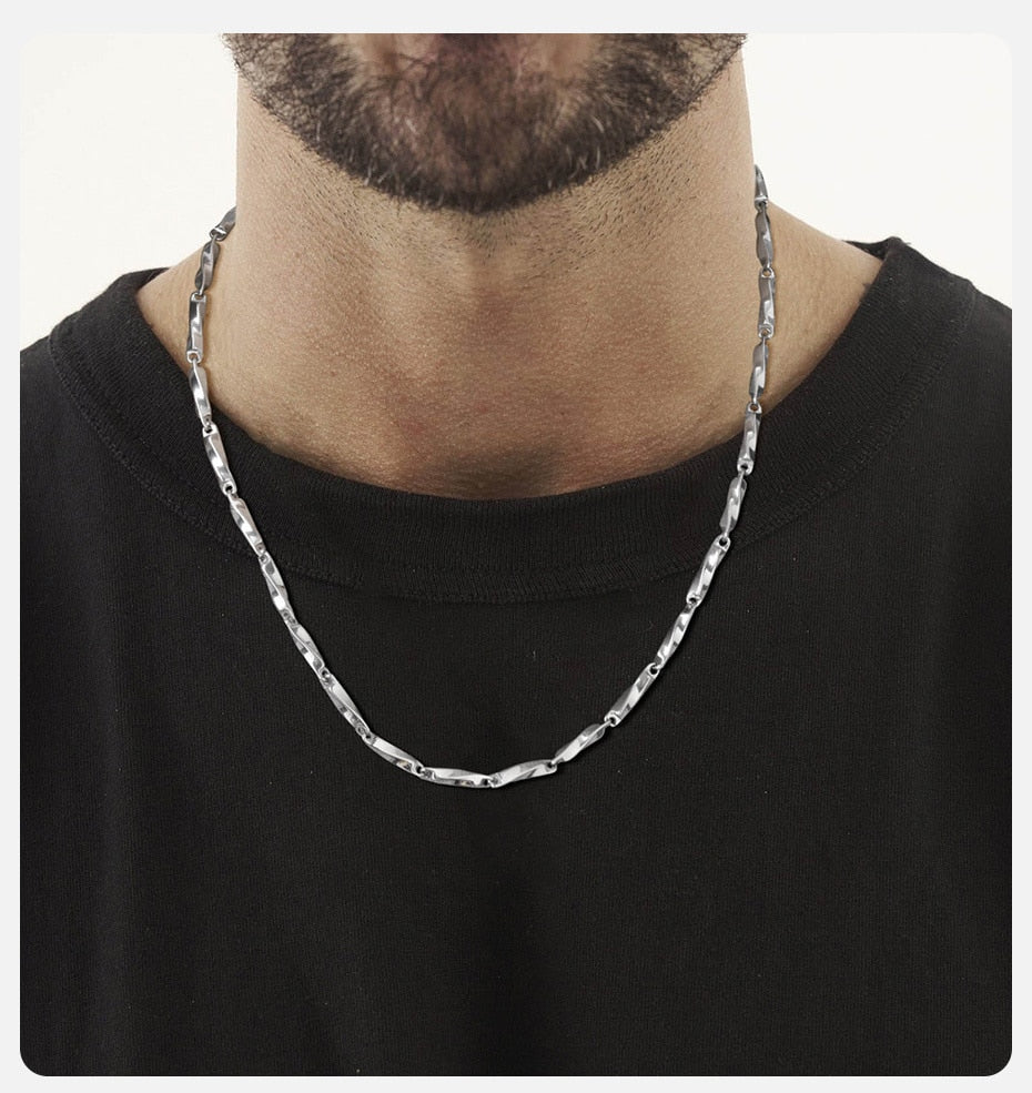 Collar para Hombre o Mujer Mobius Chain Necklaces for Men silver color on neck