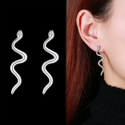Aretes para mujeres Chic Snake Shaped Earrings for Women on ear