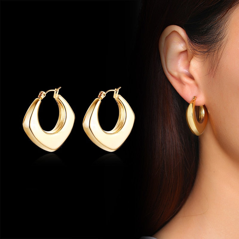 Aretes para mujeres Unique Geometric Triangle Hoop Earrings for Women on ear