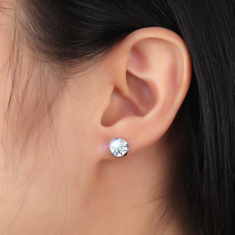Aretes para mujeres CZ Stone Classic Simple Stud Earrings for Women on ear