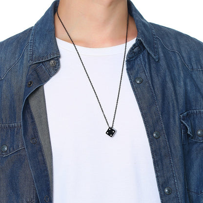 Men's Cool Cube Dice Style Necklaces Pendiente y Collar para Hombre on neck