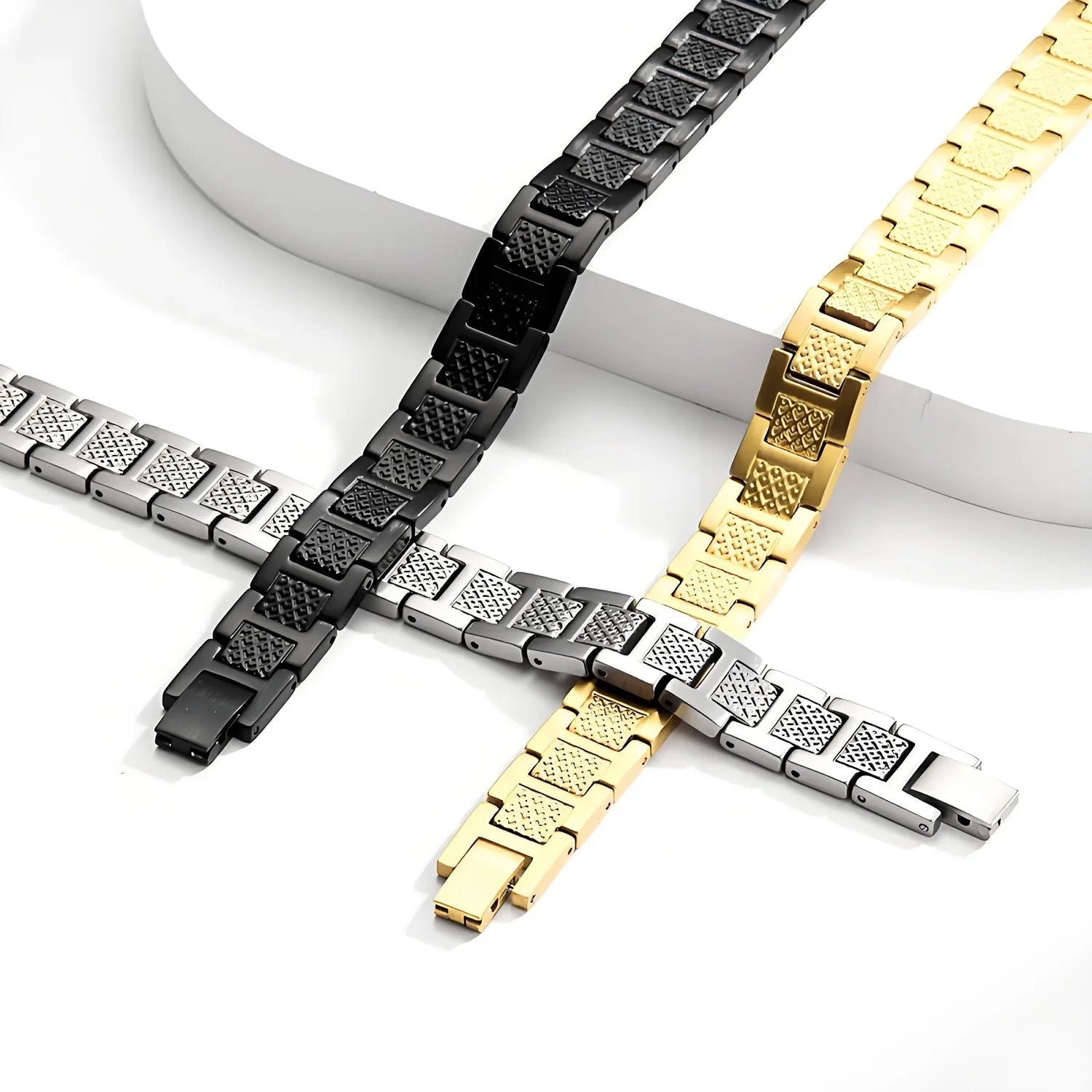 Three metallic bracelets in gold, silver, and black on a white background Nantlis