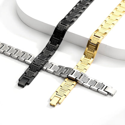 Three metallic bracelets in gold, silver, and black on a white background Nantlis