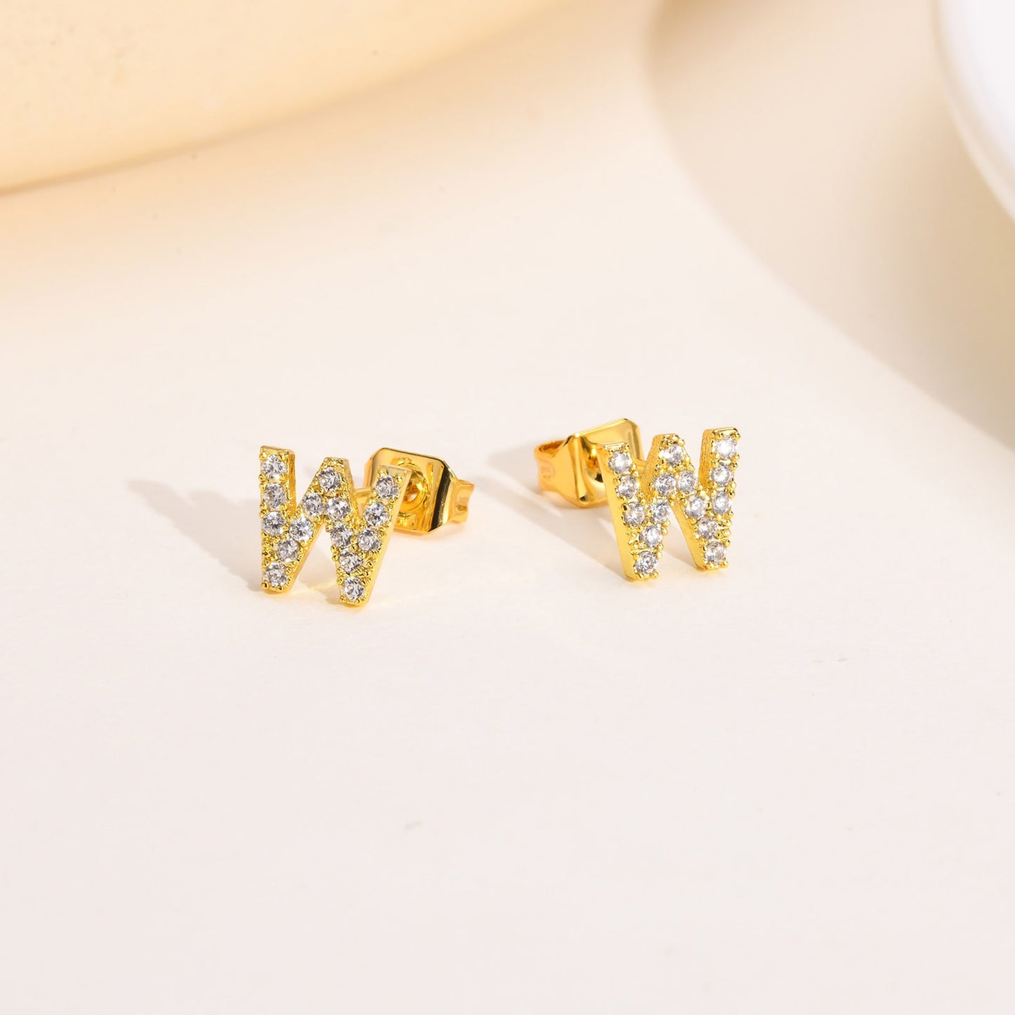 Aretes para mujeres Delicate Bling 26 A-Z Initial Letter Stud Earrings for Women Girls, Small Gold Color Alphabet Name Earring Piercing Jewelry