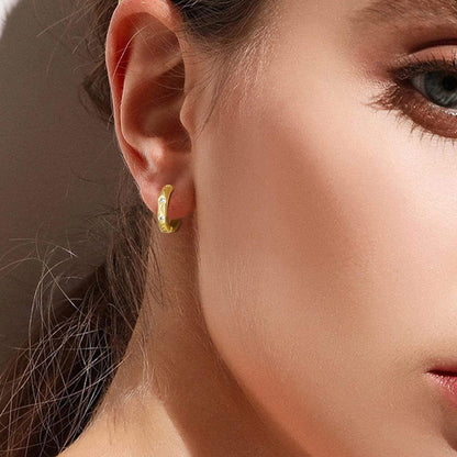 Women Small Hoop Earrings Aretes para mujeres on ear