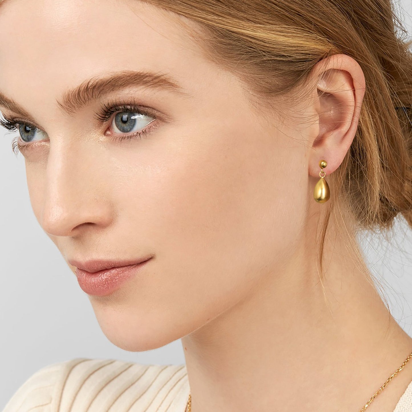 Aretes para mujeres Chic Water Drop Earrings for Women on ear
