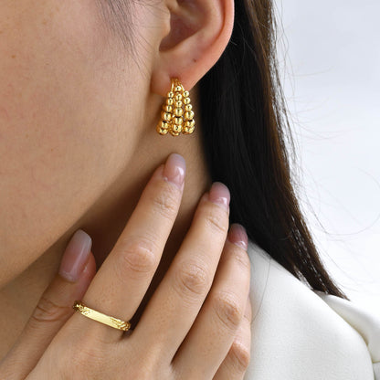 Aretes para mujeres Chic Gold Color Beads Hoop Earrings for Women on ear