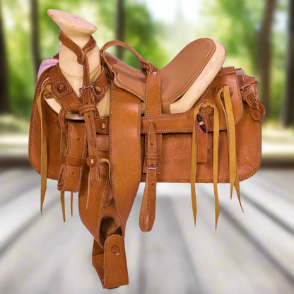 Un caballo árabe marrón con una silla de montar en la espalda inclinó la cabeza y come heno de Un caballo árabe marrón con una silla de montar en la espalda inclinó la cabeza y come heno de